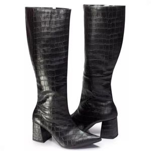 Bota Feminina Cano Longo Modelo Bico Fino Salto Bloco Grosso Atual Festa Última Moda